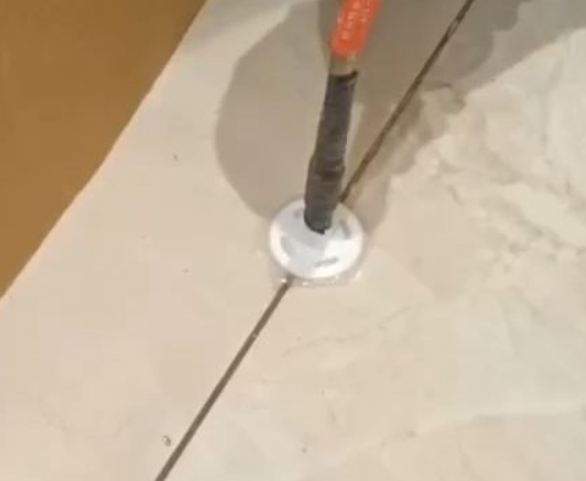 青岛市瓷砖空鼓维修公司专业解答瓷砖在铺贴过程中，如果没有涂抹均匀到位的粘结材料（如水泥砂浆或瓷砖胶），可能会导致以下问题