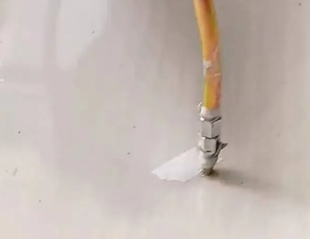 青岛市瓷砖空鼓维修公司专业解答在瓷砖铺贴过程中，如果使用的砂料过粗（如全部使用了粗砂），可能会导致以下问题