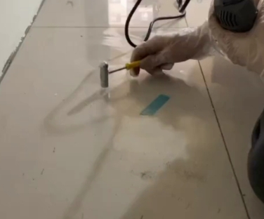 青岛市瓷砖开裂维修公司专业分享瓷砖在铺贴前如果没有沥干水分，将会导致以下问题