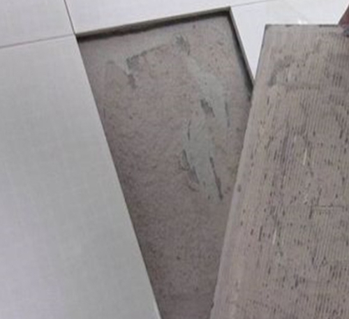 青岛市瓷砖空鼓维修公司分享瓷砖铺贴时如果打浆（即涂抹在瓷砖背面和基层上的砂浆或瓷砖胶）过少，会带来以下问题